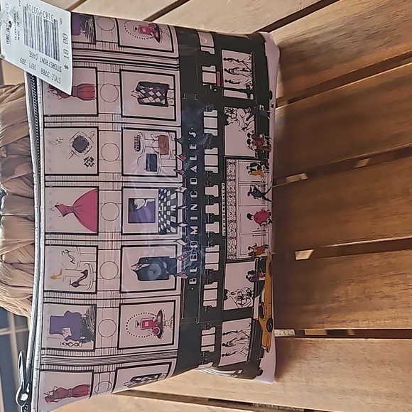 Bloomingdale's Handbags - BLoomingdales Storefront Plastic Cosmetic Case NWT